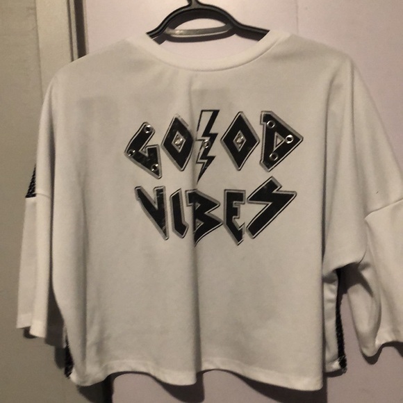 Fashion nova white and black over sized top - Picture 2 of 3